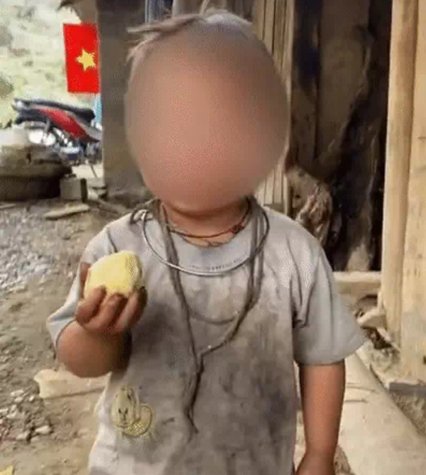 Xót xa hình ảnh em bé vùng cao với manh áo cộc, đi chân trần giữa cái rét cắt da thịt ở miền Bắc-1