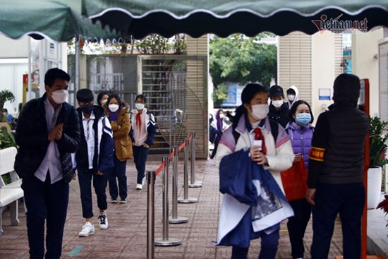 Éo le học trò Hà Nội mang máy tính đến lớp học trực tuyến