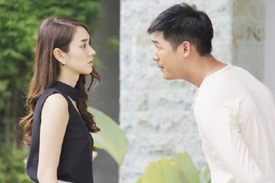 Nửa đêm, chị dâu bỗng khóc lóc rồi ôm con bỏ đi, còn anh tôi thì gục xuống đau đớn với mảnh giấy vo tròn trong tay