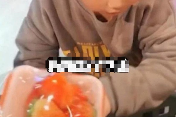 Bé gái khoả thân được mẹ dẫn đi siêu thị, người xung quanh vội vàng báo công an: Biết sự tình ai cũng không chấp nhận nổi-4