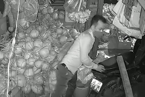 Hình ảnh trộm đột nhập phòng ngủ cuỗm hết 700 phong bì và vàng mừng cưới-2