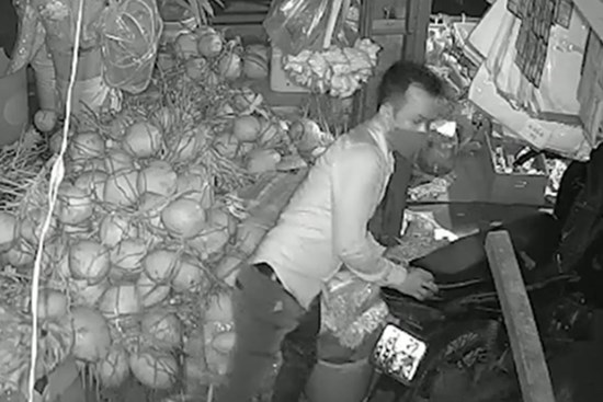 Đau đớn chưa nguôi vì con trai 7 tuổi vừa qua đời, cặp vợ chồng bàng hoàng khi bị trộm đột nhập lấy mất 300 triệu tiền bảo hiểm và 4 cây vàng