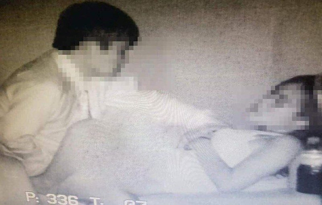 Xôn xao câu chuyện cặp đôi abc mấy tiếng ngay trong nhà vệ sinh trung tâm thương mại: Quan hệ tình dục nơi công cộng chính là con dao 2 lưỡi-2