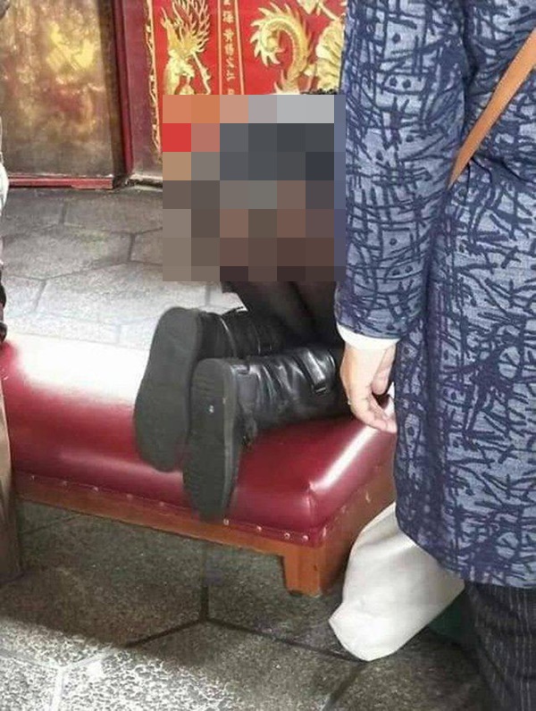 Lễ chùa đầu năm, Lệ Quyên diện chiếc quần tội đồ khiến bao người bị hiểu lầm-3