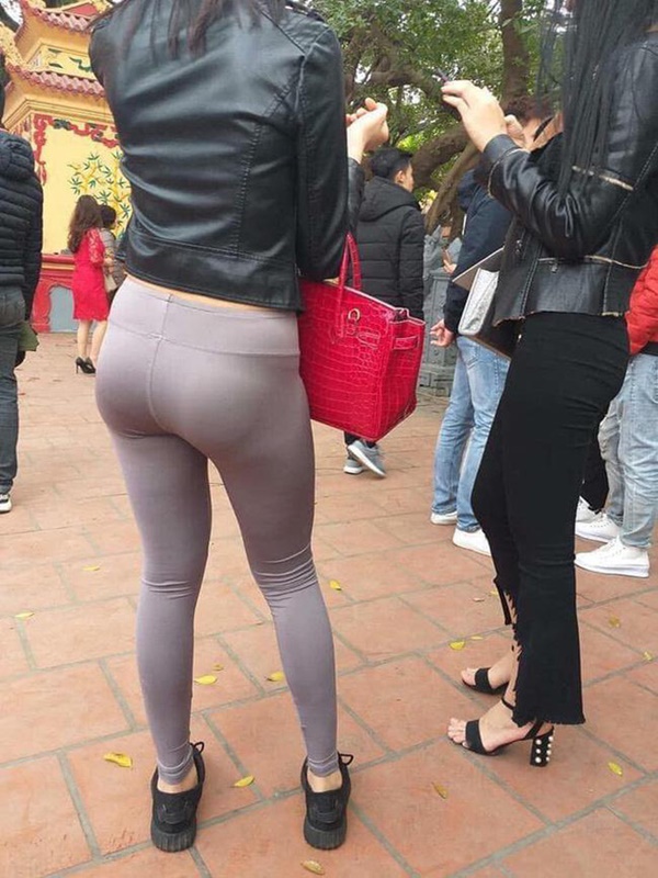 Lễ chùa đầu năm, Lệ Quyên diện chiếc quần tội đồ khiến bao người bị hiểu lầm-6