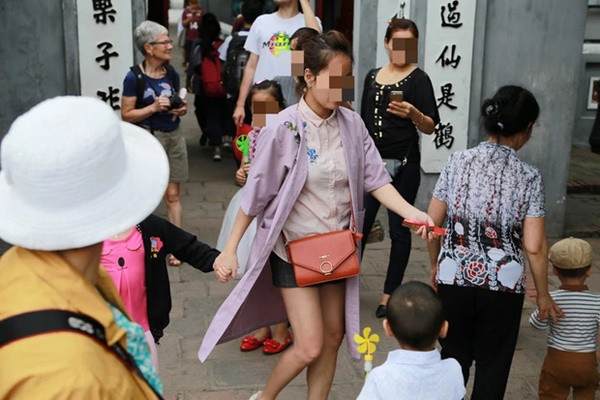 Lễ chùa đầu năm, Lệ Quyên diện chiếc quần tội đồ khiến bao người bị hiểu lầm-7