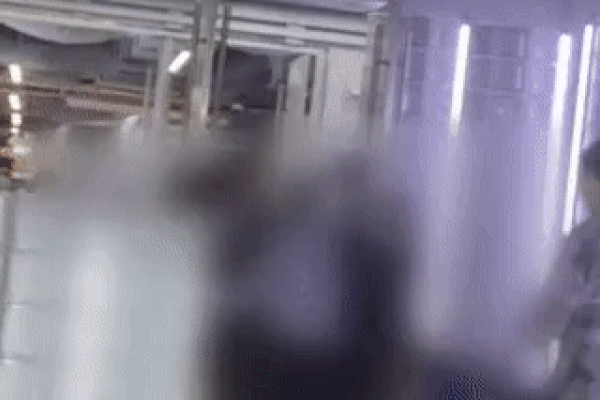 Diễn biến mới vụ đôi nam nữ dùng chung WC quá lâu, ẩu đả với lao công: Quản lý khu mua sắm lên tiếng!-4