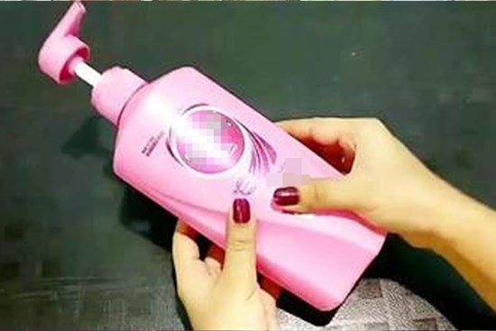 Đừng vội vứt chai sữa tắm và dầu gội đã dùng đi, chỉ cần sửa sang lại nó, treo trong bếp và phòng tắm cũng rất tuyệt, bạn bè khi gặp cũng muốn