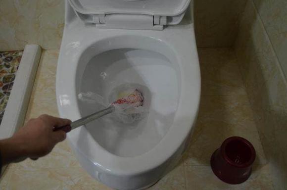 Đừng lo lắng nếu bồn cầu bị tắc! Hướng dẫn bạn sử dụng túi ni lông để nhanh chóng dọn sạch-4