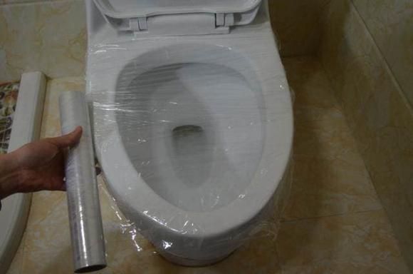 Đừng lo lắng nếu bồn cầu bị tắc! Hướng dẫn bạn sử dụng túi ni lông để nhanh chóng dọn sạch-5
