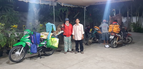 Hình ảnh mới nhất của chủ đàn chó bị tiêu huỷ ở Cà Mau: Hai vợ chồng ghé thăm chú chó còn sót lại trước khi lên Long An làm việc-2