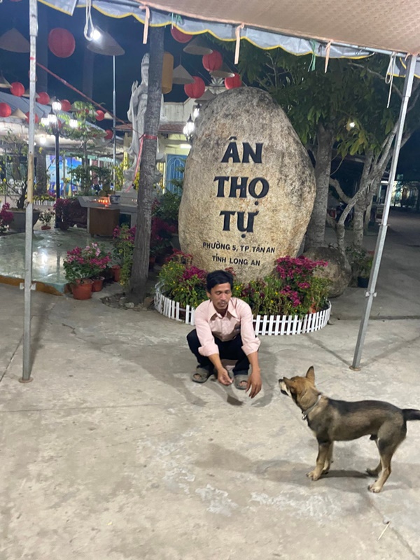 Hình ảnh mới nhất của chủ đàn chó bị tiêu huỷ ở Cà Mau: Hai vợ chồng ghé thăm chú chó còn sót lại trước khi lên Long An làm việc-6