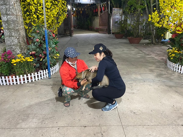 Hình ảnh mới nhất của chủ đàn chó bị tiêu huỷ ở Cà Mau: Hai vợ chồng ghé thăm chú chó còn sót lại trước khi lên Long An làm việc-7