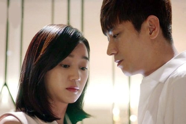 Mẹ chồng nhập viện, chồng cầm thẻ lương ra đóng viện phí, ai ngờ mặt anh biến sắc khi nhìn thấy số dư-1