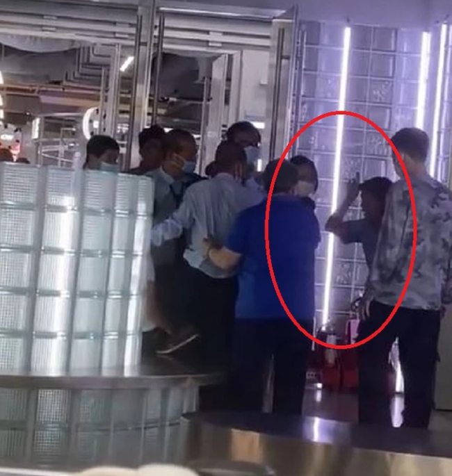 Từ vụ cặp đôi bị bắt quả tang không mặc đồ trong toilet TTTM: Quan hệ tình dục nơi công cộng có phạm luật không?-2