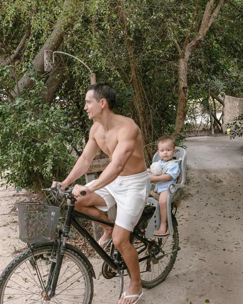Hình ảnh thú vị của Kim Lý và Cường Đô La: Hai bố bỉm không hẹn nhưng lại cùng nhau làm việc đáng yêu này-1