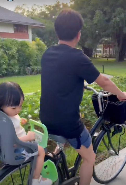 Hình ảnh thú vị của Kim Lý và Cường Đô La: Hai bố bỉm không hẹn nhưng lại cùng nhau làm việc đáng yêu này-3