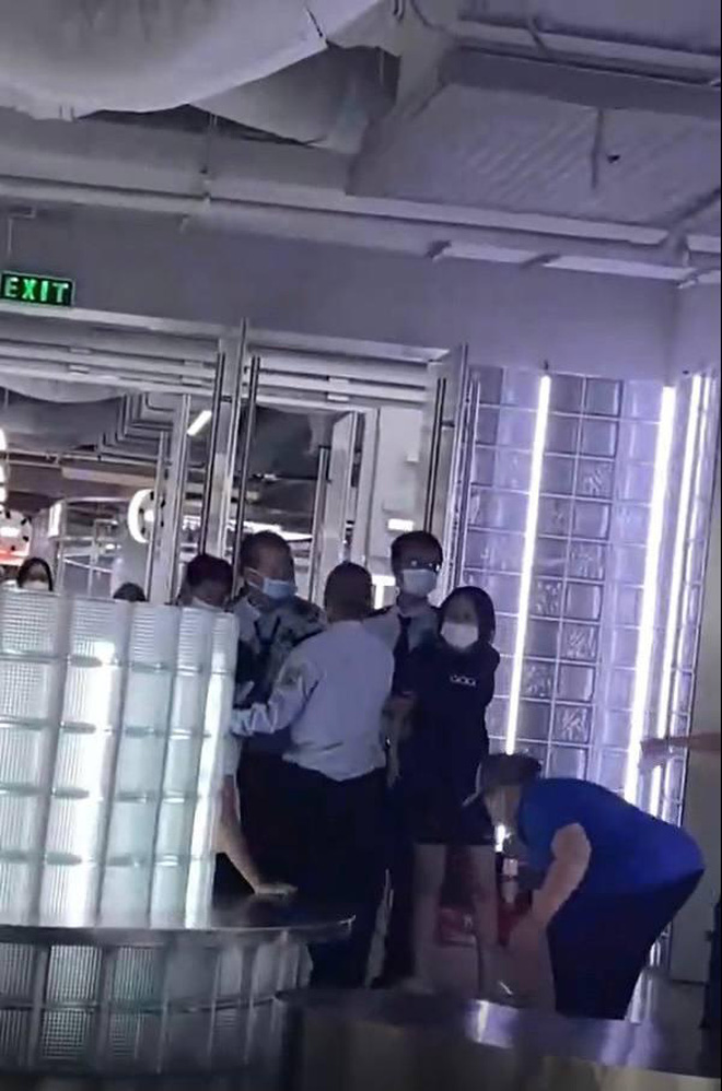 Diễn biến mới vụ đôi nam nữ dùng chung WC quá lâu, ẩu đả với lao công: Quản lý khu mua sắm lên tiếng!-2