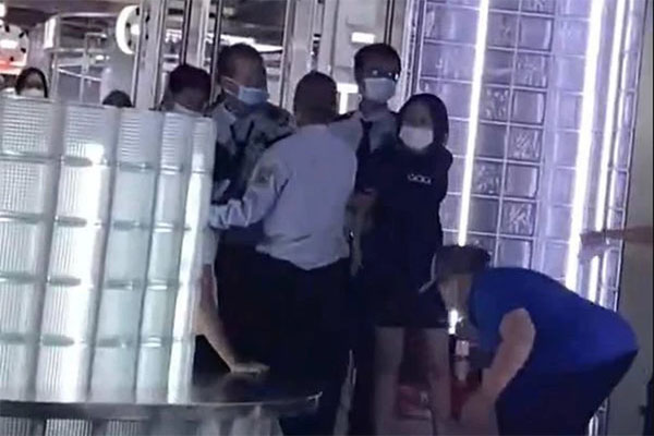 Đổ bia lên đầu cô gái xinh đẹp vì không xin được số và cái kết bất ngờ-1