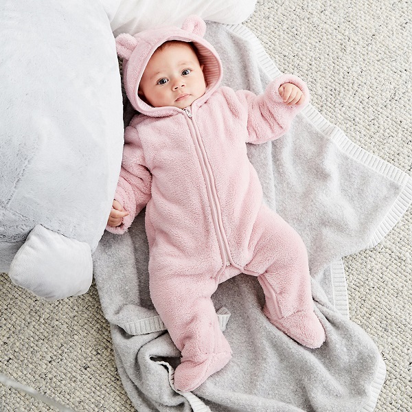 Băn khoăn không biết con có thực sự lạnh hay không, bố mẹ chỉ cần chạm vào 2 bộ phận này của trẻ sẽ rõ-1