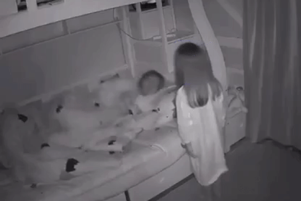 Đêm khuya người mẹ hoảng hồn khi thấy bóng trắng đứng cạnh giường, vội vàng bật điện để rồi 