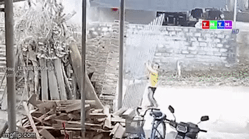 Đau lòng khoảnh khắc bé gái bị cả mảng tường và cánh cổng sắt đè sập lên người khi đang chơi một mình-1