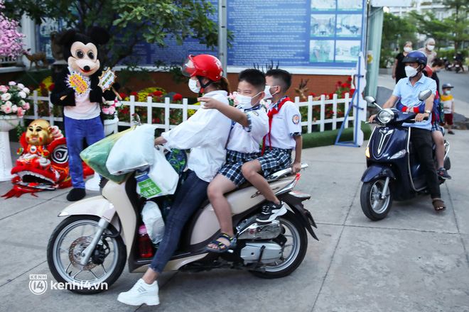 TP.HCM ngay lúc này: Toàn bộ học sinh đồng loạt đi học trở lại sau gần 10 tháng, không khí không khác gì mùng 1 Tết-1