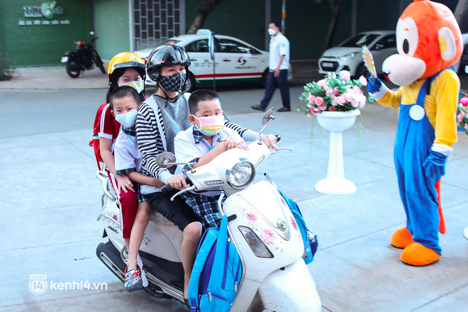 TP.HCM ngay lúc này: Toàn bộ học sinh đồng loạt đi học trở lại sau gần 10 tháng, không khí không khác gì mùng 1 Tết-3