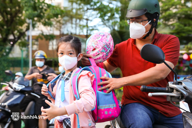 TP.HCM ngay lúc này: Toàn bộ học sinh đồng loạt đi học trở lại sau gần 10 tháng, không khí không khác gì mùng 1 Tết-11