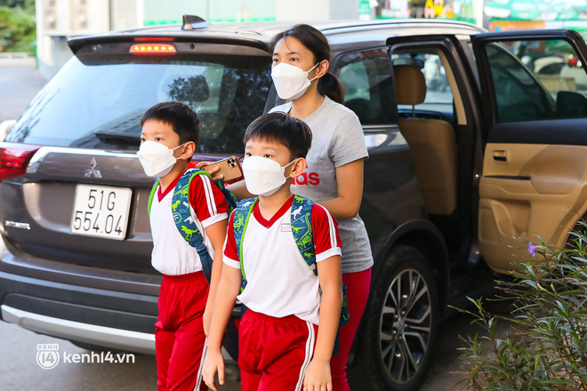 TP.HCM ngay lúc này: Toàn bộ học sinh đồng loạt đi học trở lại sau gần 10 tháng, không khí không khác gì mùng 1 Tết-12