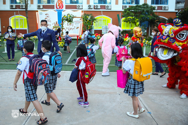 TP.HCM ngay lúc này: Toàn bộ học sinh đồng loạt đi học trở lại sau gần 10 tháng, không khí không khác gì mùng 1 Tết-5