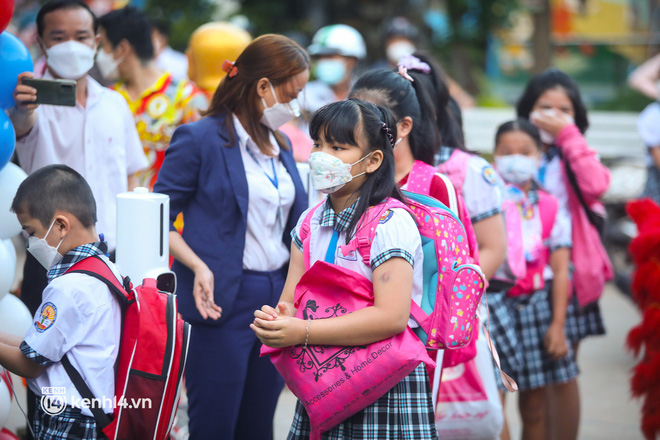 TP.HCM ngay lúc này: Toàn bộ học sinh đồng loạt đi học trở lại sau gần 10 tháng, không khí không khác gì mùng 1 Tết-6