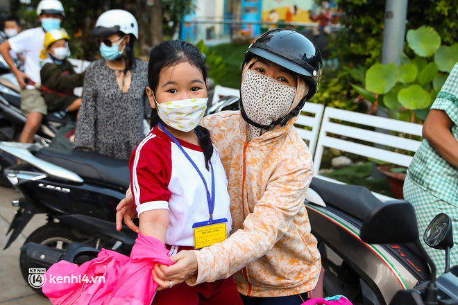 TP.HCM ngay lúc này: Toàn bộ học sinh đồng loạt đi học trở lại sau gần 10 tháng, không khí không khác gì mùng 1 Tết-7
