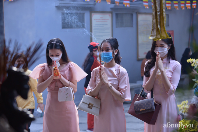 Valentine lên chùa Hà cầu duyên: Nguồn gốc sự linh thiêng của ngôi chùa lâu đời bậc nhất chốn kinh kỳ, có phải cứ đến lễ là khi đi lẻ bóng khi về có đôi?-6