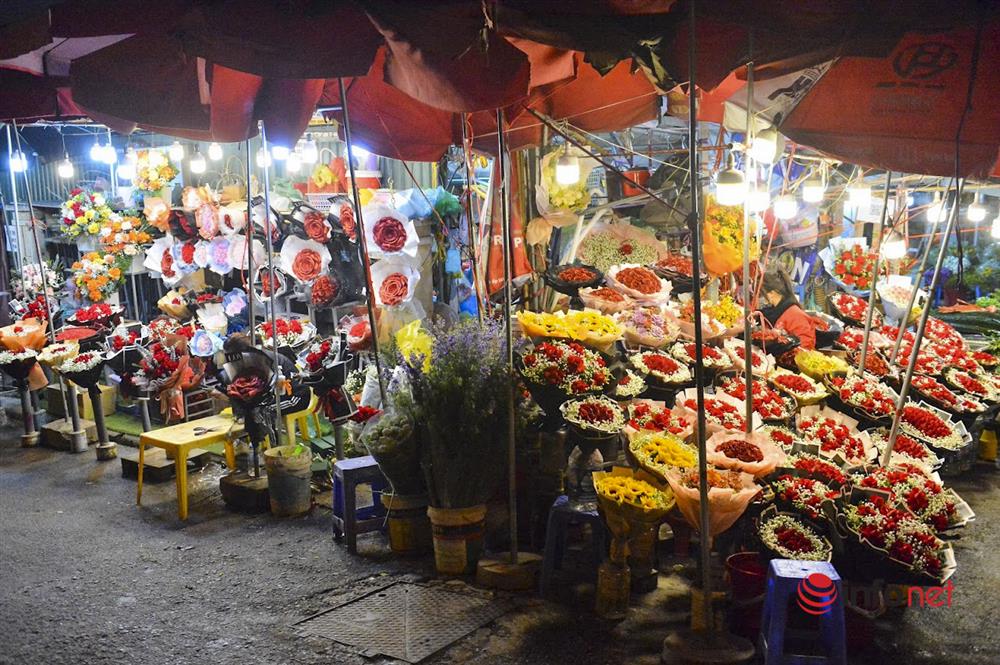 Chợ hoa lớn nhất Hà Nội ngày Valentine: Hoa đẹp, xịn khách vắng tanh, chỗ đông đúc là nơi bán hoa cúc cúng rằm-1