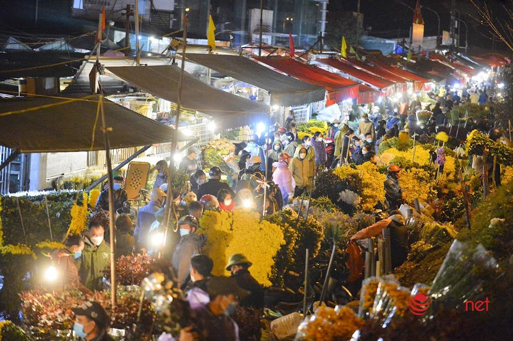 Chợ hoa lớn nhất Hà Nội ngày Valentine: Hoa đẹp, xịn khách vắng tanh, chỗ đông đúc là nơi bán hoa cúc cúng rằm-10