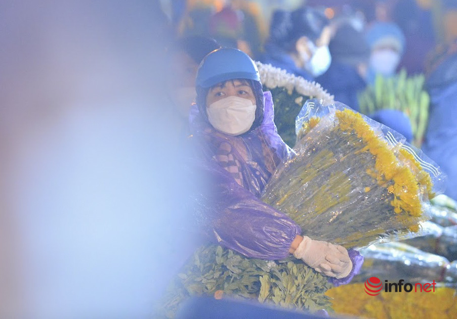 Chợ hoa lớn nhất Hà Nội ngày Valentine: Hoa đẹp, xịn khách vắng tanh, chỗ đông đúc là nơi bán hoa cúc cúng rằm-13