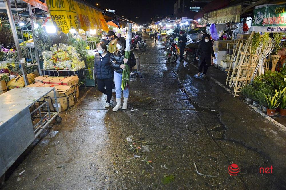 Chợ hoa lớn nhất Hà Nội ngày Valentine: Hoa đẹp, xịn khách vắng tanh, chỗ đông đúc là nơi bán hoa cúc cúng rằm-3