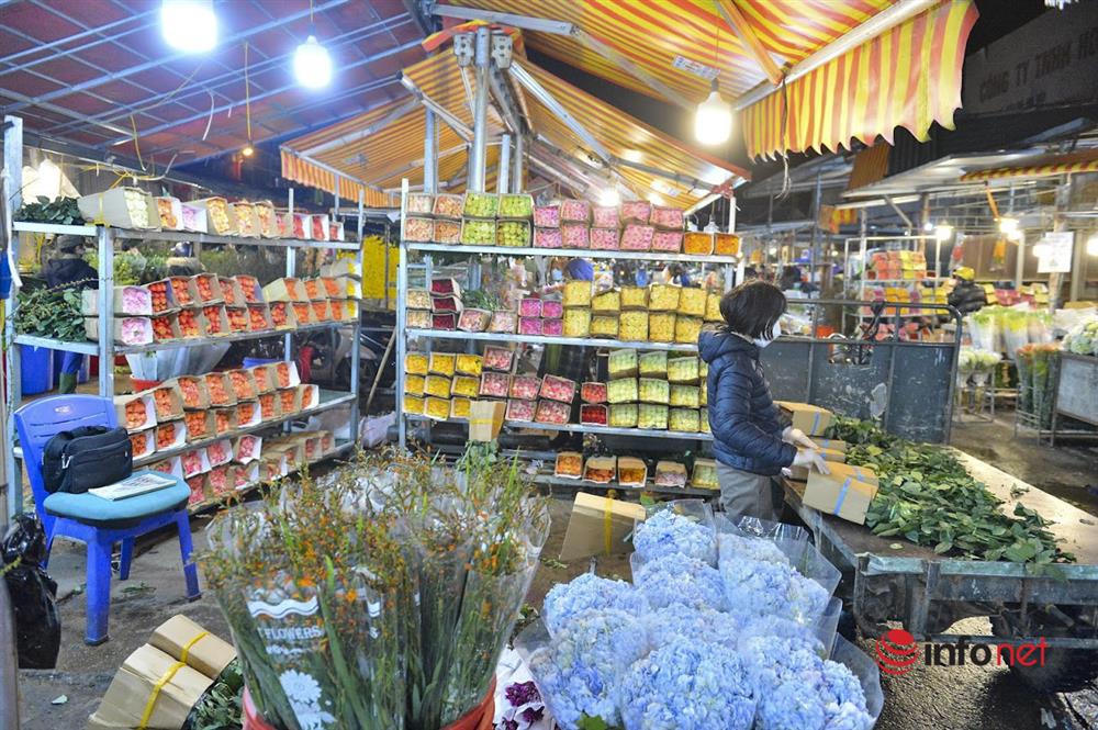Chợ hoa lớn nhất Hà Nội ngày Valentine: Hoa đẹp, xịn khách vắng tanh, chỗ đông đúc là nơi bán hoa cúc cúng rằm-5