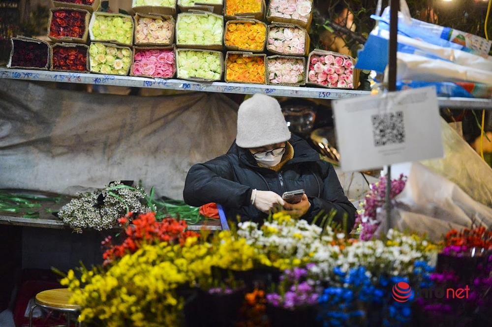 Chợ hoa lớn nhất Hà Nội ngày Valentine: Hoa đẹp, xịn khách vắng tanh, chỗ đông đúc là nơi bán hoa cúc cúng rằm-7