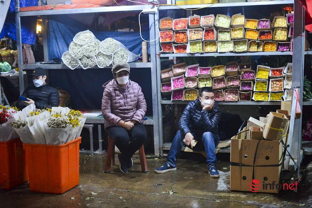Chợ hoa lớn nhất Hà Nội ngày Valentine: Hoa đẹp, xịn khách vắng tanh, chỗ đông đúc là nơi bán hoa cúc cúng rằm-8
