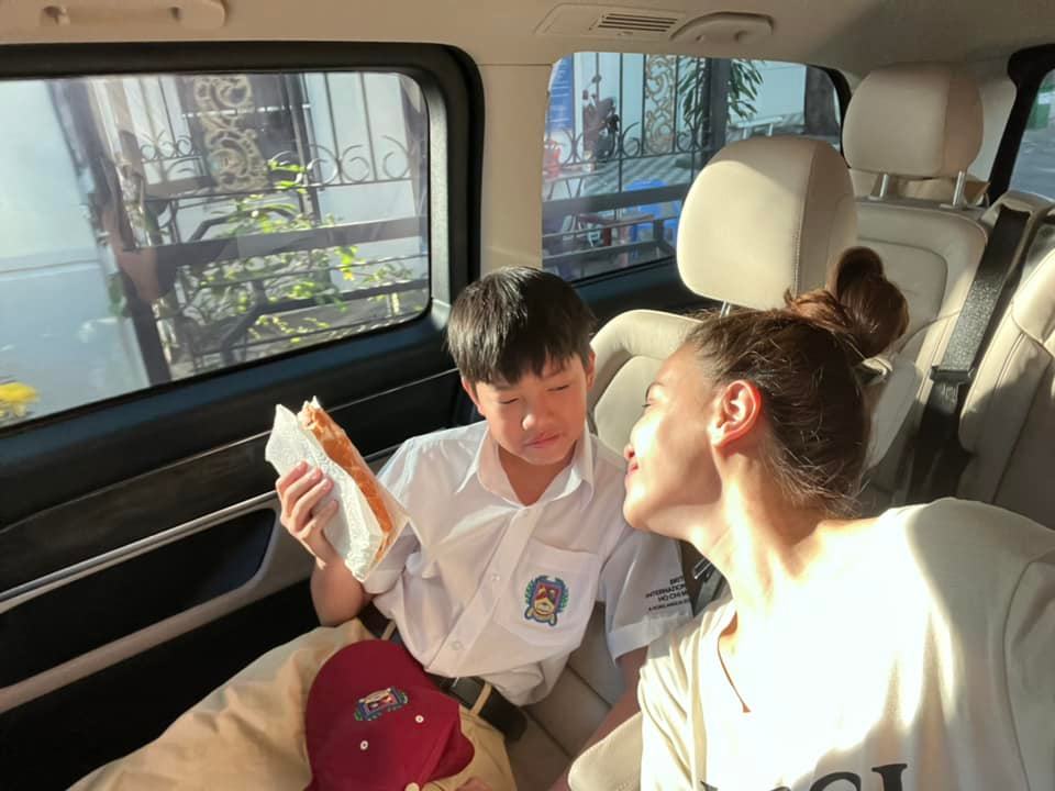 Con trai Hồ Ngọc Hà đi học lại, soi Facebook dân tình phát hiện ra 1 chi tiết đặc biệt rồi tấm tắc khen: Gia đình văn minh thật!-1