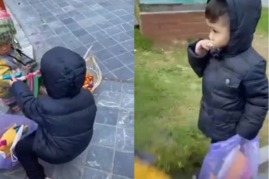 Thấy bạn nhỏ bán hàng rong ở Sapa xin kẹo, cậu bé 3 tuổi đã có hành động không thể ngờ