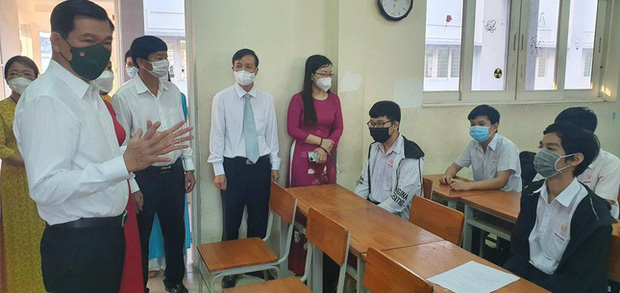 Test nhanh COVID-19 cho học sinh trở lại trường, phát hiện 1.300 trường hợp dương tính-1