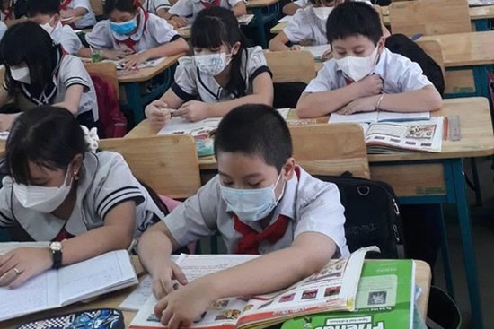 Test nhanh COVID-19 cho học sinh trở lại trường, phát hiện 1.300 trường hợp dương tính