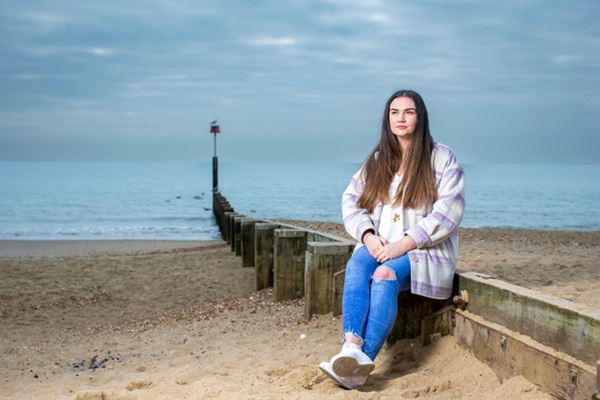 Lời kể ám ảnh của cô gái bị chính cha đẻ xâm hại: Kỳ nghỉ đau đớn năm 14 tuổi và những bức hình không bao giờ muốn xem lại-3