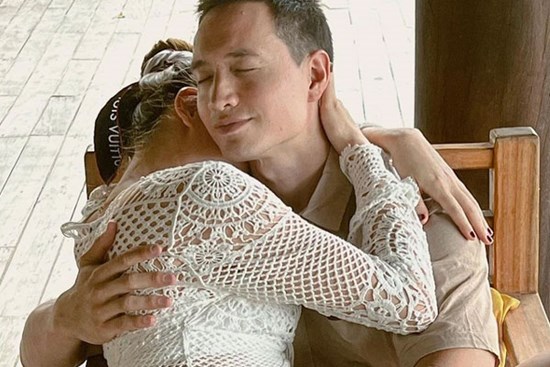 Hồ Ngọc Hà hí hửng mở quà Valentine của Kim Lý: Chẳng phải thứ gì sang chảnh mà lại là món bình dân này
