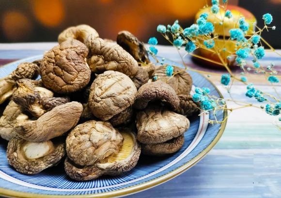 Nấm khô và nấm tươi loại nào đậm đà, chất dinh dưỡng cao hơn? Đọc xong mình hiểu rồi, sẽ không bao giờ dùng sai nữa!-5