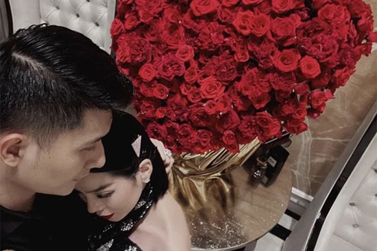 Lệ Quyên ghì chặt Lâm Bảo Châu trong đêm Valentine, còn gọi bạn trai 1 tiếng 