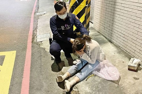 Chia tay bạn trai trong dịp lễ Valentine, cô gái thất tình ngồi khóc lóc ven đường